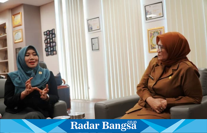 Anggota DPD RI asal Jawa Timur, Lia Istifhama (kiri), berdiskusi dengan Kepala BKD Jatim, Indah Wahyuni (kanan), membahas strategi peningkatan kualitas ASN dan penguatan manajemen PPPK di lingkungan Pemprov Jatim, Kamis (24/7/2025). | Foto Dok Pribadi/Ho RadarBangsa
