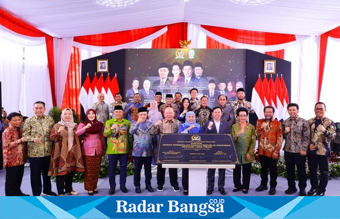 Suasana penuh kekeluargaan menyertai peresmian Kantor DPD RI Jatim yang dihadiri Gubernur Khofifah dan anggota DPD RI Dr. Lia Istifhama. | Foto Dok Ho/ RadarBangsa