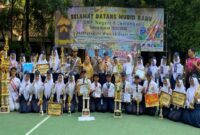 Siswa SMPN 1 Lamongan foto bersama anggota Satlantas Polres Lamongan usai kegiatan sosialisasi Operasi Patuh Semeru 2025, Senin (21/7). Selain mendapatkan edukasi tertib berlalu lintas, para siswa juga menunjukkan berbagai prestasi yang membanggakan | Foto Dok Ho/RadarBangsa