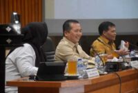 Gubernur NTB Dr. H. Lalu Muhamad Iqbal memimpin rapat pimpinan bersama jajaran OPD lingkup Pemprov NTB di Gedung Sangkareang, Mataram, Senin (21/7/2025), membahas persiapan akhir pelaksanaan FORNAS VIII 2025. | Foto Dok Ho/RadarBangsa