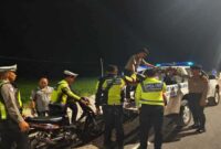 Petugas Satlantas Polres Lamongan saat menindak pengendara yang melanggar aturan lalu lintas dalam Operasi Patuh Semeru 2025. (Foto Dok Ho/RadarBangsa)