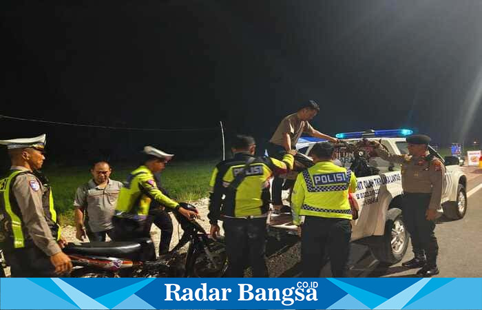 Petugas Satlantas Polres Lamongan saat menindak pengendara yang melanggar aturan lalu lintas dalam Operasi Patuh Semeru 2025. (Foto Dok Ho/RadarBangsa)