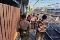 Petugas kepolisian bersama tim keamanan stasiun mengevakuasi lokasi kejadian usai insiden seorang warga terseret KRL Jogja–Palur di area Stasiun Lempuyangan, Yogyakarta, Minggu pagi (10/7/2025). | Foto Dok Ho/RadarBangsa