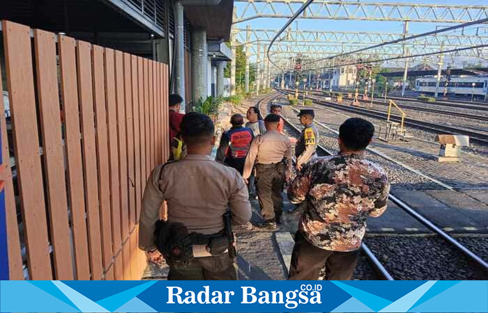 Petugas kepolisian bersama tim keamanan stasiun mengevakuasi lokasi kejadian usai insiden seorang warga terseret KRL Jogja–Palur di area Stasiun Lempuyangan, Yogyakarta, Minggu pagi (10/7/2025). | Foto Dok Ho/RadarBangsa