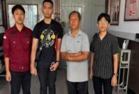 Mukhsin (44), warga Dusun Jetak, Desa Paciran, Kecamatan Paciran, Kabupaten Lamongan (kaos putih, dua dari kanan), saat diamankan oleh Tim Tangkap Buronan (Tabur) Kejari Lamongan. Mukhsin merupakan terpidana kasus pencabulan yang telah dua tahun masuk dalam Daftar Pencarian Orang (DPO). Ia ditangkap di Kantor Kecamatan Paciran, Kamis (10/7/2025). |Foto Dok Ho/RadarBangsa