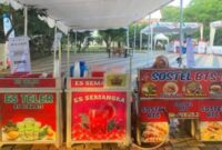 Pelaku UMKM, Nirmala, pemilik Boba BTS, saat melayani pengunjung di stand-nya di area Fornas VIII, Mataram, NTB, Sabtu (27/7/2025).  (Foto Dok Ho/RadarBangsa)