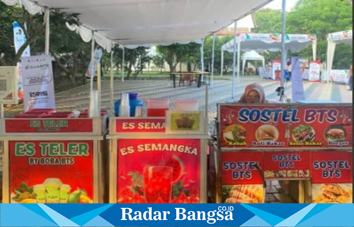 Pelaku UMKM, Nirmala, pemilik Boba BTS, saat melayani pengunjung di stand-nya di area Fornas VIII, Mataram, NTB, Sabtu (27/7/2025).  (Foto Dok Ho/RadarBangsa)