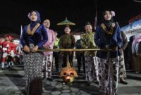 Wakil Bupati Sleman Danang Maharsa mengikuti kirab budaya dalam rangka Upacara Adat Suran Mbah Demang di Kalurahan Banyuraden, Kamis (3/7/2025) malam. | Dok Foto Ho/ RadarBangsa