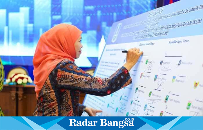 Gubernur Jawa Timur Khofifah Indar Parawansa menandatangani komitmen bersama kepala daerah se-Jatim untuk menciptakan iklim investasi yang inklusif, berkelanjutan, dan bebas premanisme dalam Forum Investasi Jawa Timur di Gedung Negara Grahadi, Surabaya, Selasa (15/7/2025).| Foto Dok Ho/RadarBangsa