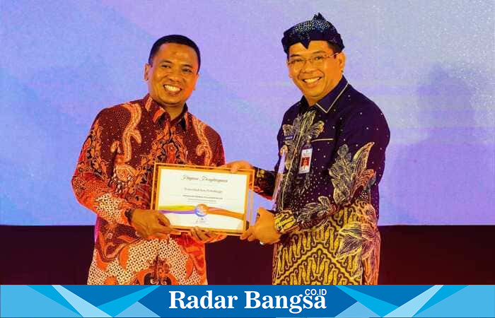 Wali Kota Probolinggo, dr. Aminuddin, menerima penghargaan kategori khusus dalam Radar Bromo Award 2025 atas keberhasilannya menginisiasi program Probolinggo Bersolek. | Dok Foto Ho/RadarBangsa