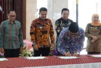 Wali Kota Probolinggo dr. Aminuddin menandatangani komitmen bersama akselerasi dan keberlanjutan manajemen talenta ASN di Pendapa Agung Kabupaten Malang, Kamis (24/7). (Foto Dok Ho/RadarBangsa)