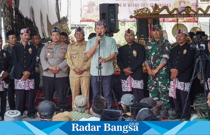 Bupati Lamongan Yuhronur Efendi (tengah) memberikan sambutan saat membuka Festival Seni dan Budaya Sedekah Bumi di Dusun Klanting, Desa Takeranklating, Kecamatan Tikung, Selasa (29/7/2025). Tampak hadir pula jajaran Forkopimcam Tikung serta tokoh masyarakat setempat. Acara ini menjadi ruang pelestarian budaya sekaligus ungkapan rasa syukur warga atas hasil bumi. (Foto Dok Ho/RadarBangsa)