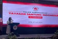 Ketua Umum Yayasan Jantung Indonesia, Annisa Pohan, saat menyampaikan program skrining jantung gratis untuk siswa SD pada acara malam kebersamaan YJI se-Indonesia di Lombok Hotel Astoria, Sabtu (27/7/2025). (ist)
