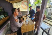 Kapolsek Tikung AKP Anang Purwo Widodo, S.H. bersama Kanit Reskrim Ipda Andi Nurcahya, S.H. saat berdiskusi dengan Kepala Desa Kelorarum, Sucipto, membahas strategi pengamanan menjelang pengesahan calon warga baru PSHT, Selasa (8/7/2025). | Dok Foto Ho/RadarBangsa