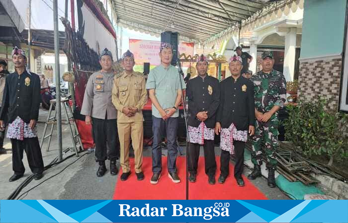 Bupati Lamongan Yuhronur Efendi didampingi Forkopimcam Tikung dan jajaran, saat memberikan sambutan dalam acara Sedekah Bumi Dusun Klanting, Desa Takerankluning, Selasa (29/7/2025). (Foto Dok Ho/RadarBangsa)