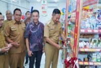 Bupati Lamongan Yuhronur Efendi meluncurkan sepuluh produk UMKM lokal di Alfamart Jalan Veteran, Selasa (19/8). (Foto Dok Ho/RadarBangsa.co.id)