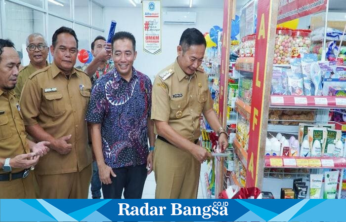 Bupati Lamongan Yuhronur Efendi meluncurkan sepuluh produk UMKM lokal di Alfamart Jalan Veteran, Selasa (19/8). (Foto Dok Ho/RadarBangsa.co.id)