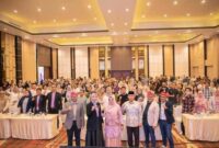 Peserta dan narasumber berfoto bersama usai Seminar Awam “Kupas Tuntas Tentang Infertilitas dan Program Bayi Tabung” yang digelar RSUD H. Moh. Ruslan Kota Mataram di Hotel Golden Palace, Sabtu (9/10/2025). (Foto Dok HO/RadarBangsa.co.id)