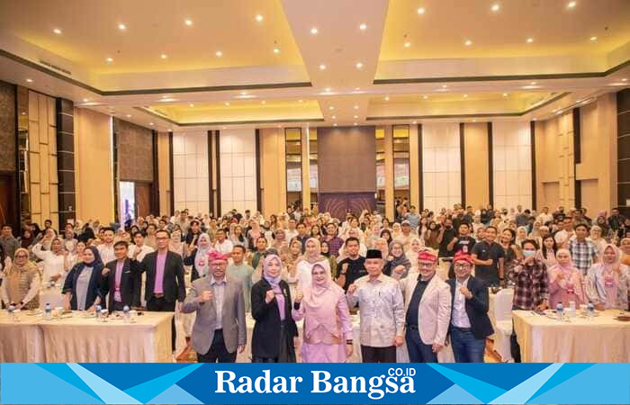 Peserta dan narasumber berfoto bersama usai Seminar Awam “Kupas Tuntas Tentang Infertilitas dan Program Bayi Tabung” yang digelar RSUD H. Moh. Ruslan Kota Mataram di Hotel Golden Palace, Sabtu (9/10/2025). (Foto Dok HO/RadarBangsa.co.id)