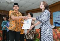 Wakil Bupati Sleman, Danang Maharsa, menyerahkan secara simbolis SK kenaikan pangkat kepada ASN di lingkungan Pemkab Sleman, Jumat (1/8/2025), di Kantor BKPP Sleman. Sebanyak 37 ASN menerima kenaikan pangkat pada periode ini. (Foto Dok Ho/RadarBangsa)
