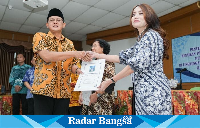 Wakil Bupati Sleman, Danang Maharsa, menyerahkan secara simbolis SK kenaikan pangkat kepada ASN di lingkungan Pemkab Sleman, Jumat (1/8/2025), di Kantor BKPP Sleman. Sebanyak 37 ASN menerima kenaikan pangkat pada periode ini. (Foto Dok Ho/RadarBangsa)