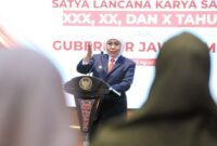 Gubernur Jawa Timur Khofifah Indar Parawansa menyampaikan sambutan saat penganugerahan Tanda Kehormatan Satyalancana Karya Satya kepada 600 ASN Pemprov Jatim di Gedung Negara Grahadi, Surabaya, Rabu (13/8/2025). (Foto Dok Ho/RadarBangsa.co.id)