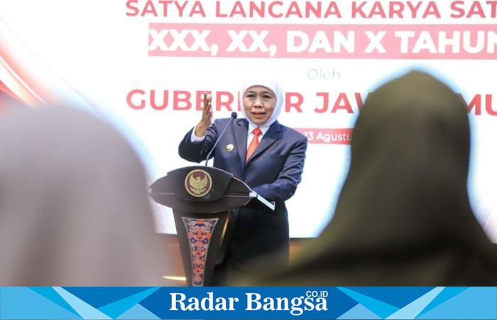 Gubernur Jawa Timur Khofifah Indar Parawansa menyampaikan sambutan saat penganugerahan Tanda Kehormatan Satyalancana Karya Satya kepada 600 ASN Pemprov Jatim di Gedung Negara Grahadi, Surabaya, Rabu (13/8/2025). (Foto Dok Ho/RadarBangsa.co.id)