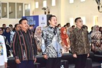 Bupati Lamongan Yuhronur Efendi (tengah) bersama Kepala Dinas Pendidikan Sodikin (kanan) menghadiri soft opening Beasiswa Perintis 2025 di Convention Hall PGRI Lamongan, Minggu (3/8/2025). (Foto Dok Ho/RadarBangsa)