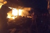 Petugas pemadam kebakaran berupaya menjinakkan api yang melanda Pasar Pandaan, Kabupaten Pasuruan, Kamis (28/8/2025) malam. Sebanyak 91 lapak dan kios dilaporkan hangus terbakar. (Dok. Damkar Pasuruan) 