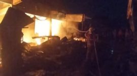 Petugas pemadam kebakaran berupaya menjinakkan api yang melanda Pasar Pandaan, Kabupaten Pasuruan, Kamis (28/8/2025) malam. Sebanyak 91 lapak dan kios dilaporkan hangus terbakar. (Dok. Damkar Pasuruan) 