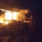 Petugas pemadam kebakaran berupaya menjinakkan api yang melanda Pasar Pandaan, Kabupaten Pasuruan, Kamis (28/8/2025) malam. Sebanyak 91 lapak dan kios dilaporkan hangus terbakar. (Dok. Damkar Pasuruan) 