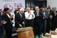 Pembukaan 6th Asia-Pacific Hayashi-Ha Shitoryukai International Karate Championship 2025 di Tangerang Selatan ditandai pemukulan drum oleh perwakilan resmi, disaksikan jajaran tokoh karate internasional dan nasional, Sabtu (1/8/2025). (Dok Foto Agus)