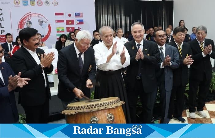 Pembukaan 6th Asia-Pacific Hayashi-Ha Shitoryukai International Karate Championship 2025 di Tangerang Selatan ditandai pemukulan drum oleh perwakilan resmi, disaksikan jajaran tokoh karate internasional dan nasional, Sabtu (1/8/2025). (Dok Foto Agus)