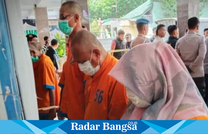 Oknum Pelaku kejahatan di Lumajang saat diamankan polisi  (Foto Dok Ho/RadarBangsa.co.id)
