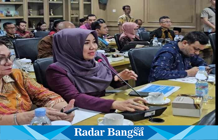 Anggota DPD RI asal Jawa Timur, Lia Istifhama, saat menghadiri rapat bersama sejumlah stakeholder di Surabaya. (Foto Dok Ho/RadarBangsa.co.id)