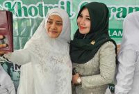Senator asal Jawa Timur, Lia Istifhama (kanan, berjilbab hijau), menyempatkan diri berfoto dengan warga usai kegiatan sosial. (Foto Dok Ho/RadarBangsa.co.id)