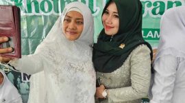 Senator asal Jawa Timur, Lia Istifhama (kanan, berjilbab hijau), menyempatkan diri berfoto dengan warga usai kegiatan sosial. (Foto Dok Ho/RadarBangsa.co.id)