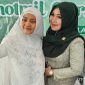 Senator asal Jawa Timur, Lia Istifhama (kanan, berjilbab hijau), menyempatkan diri berfoto dengan warga usai kegiatan sosial. (Foto Dok Ho/RadarBangsa.co.id)
