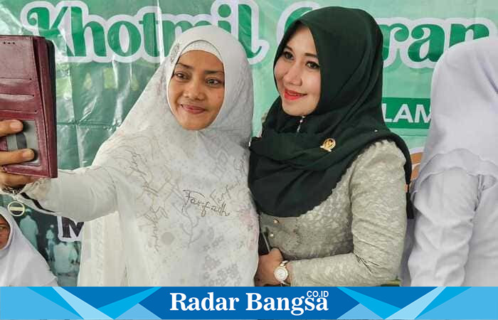Senator asal Jawa Timur, Lia Istifhama (kanan, berjilbab hijau), menyempatkan diri berfoto dengan warga usai kegiatan sosial. (Foto Dok Ho/RadarBangsa.co.id)
