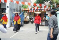 Anggota DPD RI Lia Istifhama antusias mengikuti lomba nyunggi tempe saat perayaan HUT ke-80 RI di Jemursari, Surabaya (Foto Dok Ho/RadarBangsa.co.id)