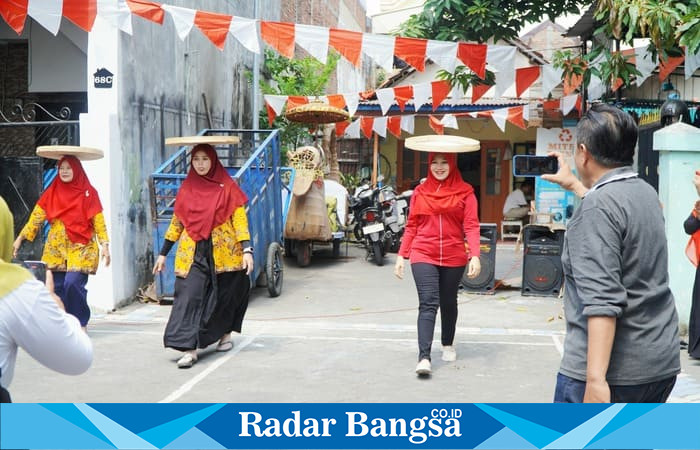 Anggota DPD RI Lia Istifhama antusias mengikuti lomba nyunggi tempe saat perayaan HUT ke-80 RI di Jemursari, Surabaya (Foto Dok Ho/RadarBangsa.co.id)