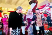 Jalaluddin Magnagalli, putra Gubernur Jawa Timur Khofifah Indar Parawansa (kiri), bersama Senator DPD RI asal Jatim Lia Istifhama (tengah) dan suami, saat menghadiri peringatan HUT ke-80 RI di Gedung Negara Grahadi, Surabaya. (Foto Dok Ho/RadarBangsa.co.id)