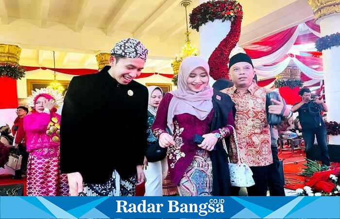 Jalaluddin Magnagalli, putra Gubernur Jawa Timur Khofifah Indar Parawansa (kiri), bersama Senator DPD RI asal Jatim Lia Istifhama (tengah) dan suami, saat menghadiri peringatan HUT ke-80 RI di Gedung Negara Grahadi, Surabaya. (Foto Dok Ho/RadarBangsa.co.id)