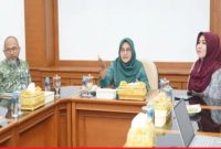 Anggota DPD RI Jawa Timur, Lia Istifhama (berjilbab merah), saat audiensi bersama Bupati Magetan Hj. Nanik Endang Rusminiarti di Pendapa Surya Graha, Kamis (28/8). Pertemuan ini membahas aspirasi serta hambatan pembangunan daerah. (Foto: Prokopim Magetan) 
