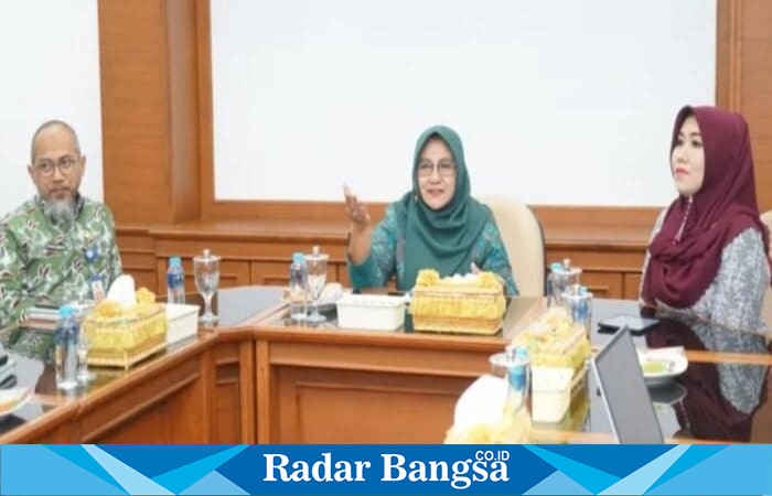 Anggota DPD RI Jawa Timur, Lia Istifhama (berjilbab merah), saat audiensi bersama Bupati Magetan Hj. Nanik Endang Rusminiarti di Pendapa Surya Graha, Kamis (28/8). Pertemuan ini membahas aspirasi serta hambatan pembangunan daerah. (Foto: Prokopim Magetan) 
