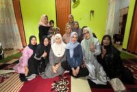 Anggota DPR RI Komisi VII, Dina Lorenza Audria, berdialog dengan ibu-ibu pengajian di Desa Bangorejo, Banyuwangi, Minggu (3/8/2025). (Foto Dok Ho/RadarBangsa)