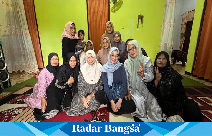 Anggota DPR RI Komisi VII, Dina Lorenza Audria, berdialog dengan ibu-ibu pengajian di Desa Bangorejo, Banyuwangi, Minggu (3/8/2025). (Foto Dok Ho/RadarBangsa)