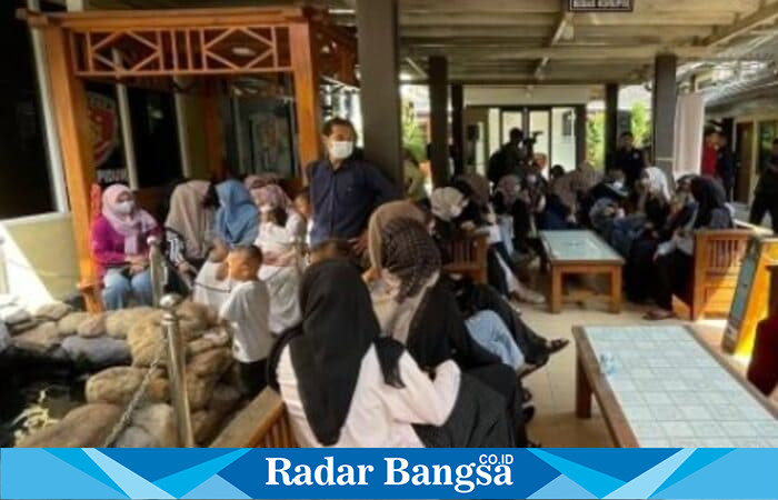 Sejumlah warga mendatangi Mapolres Lamongan untuk melaporkan dugaan penipuan arisan bodong yang dikendalikan oleh seorang perempuan berinisial ENZ. Total kerugian ditaksir mencapai lebih dari Rp20 miliar. (Foto Dok Ho/RadarBangsa)