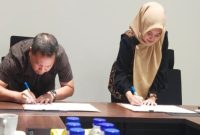 Kepala BNNK Pasuruan Masduki bersama Ketua Tim Penggerak PKK Kabupaten Pasuruan Merita Rusdi Sutejo menandatangani nota kesepahaman kerja sama pencegahan narkoba di Ruang Isyana, Komplek Kantor Bupati Pasuruan, Selasa (26/8/2025). (Foto Dok Ho/RadarBangsa.co.id)