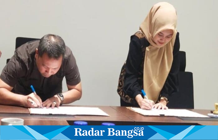 Kepala BNNK Pasuruan Masduki bersama Ketua Tim Penggerak PKK Kabupaten Pasuruan Merita Rusdi Sutejo menandatangani nota kesepahaman kerja sama pencegahan narkoba di Ruang Isyana, Komplek Kantor Bupati Pasuruan, Selasa (26/8/2025). (Foto Dok Ho/RadarBangsa.co.id)